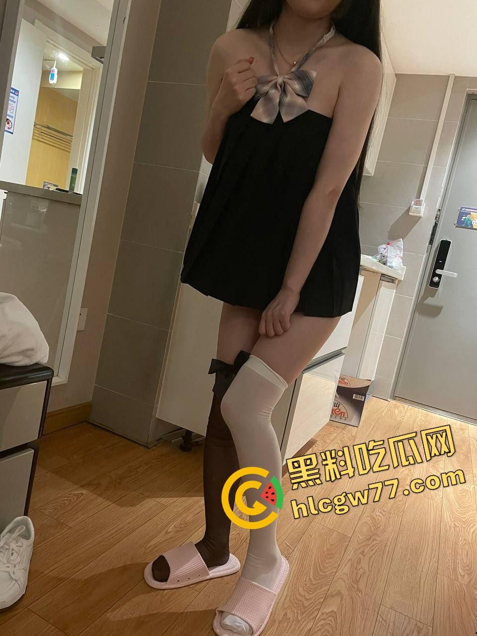 石家庄精神小妹【李亿亿】穿JK制服上门舔棒，含着鸡巴的样子贱得想让人一巴掌操她脸上！-16