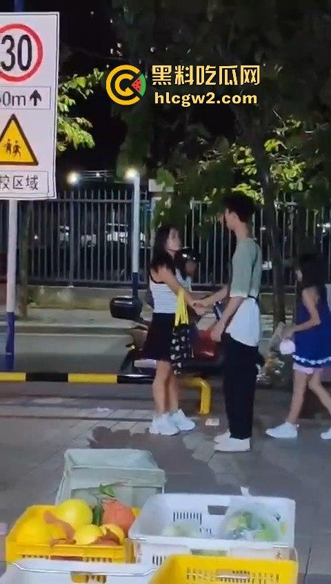 提子不新鲜还是顾客太酸？南沙美女门店撒野，扔提子打店员，抓到警局还咬人！-2