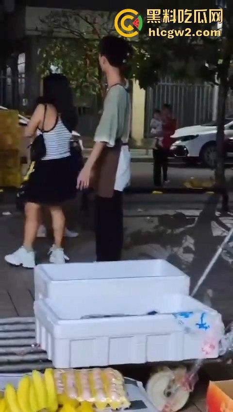 提子不新鲜还是顾客太酸？南沙美女门店撒野，扔提子打店员，抓到警局还咬人！-4