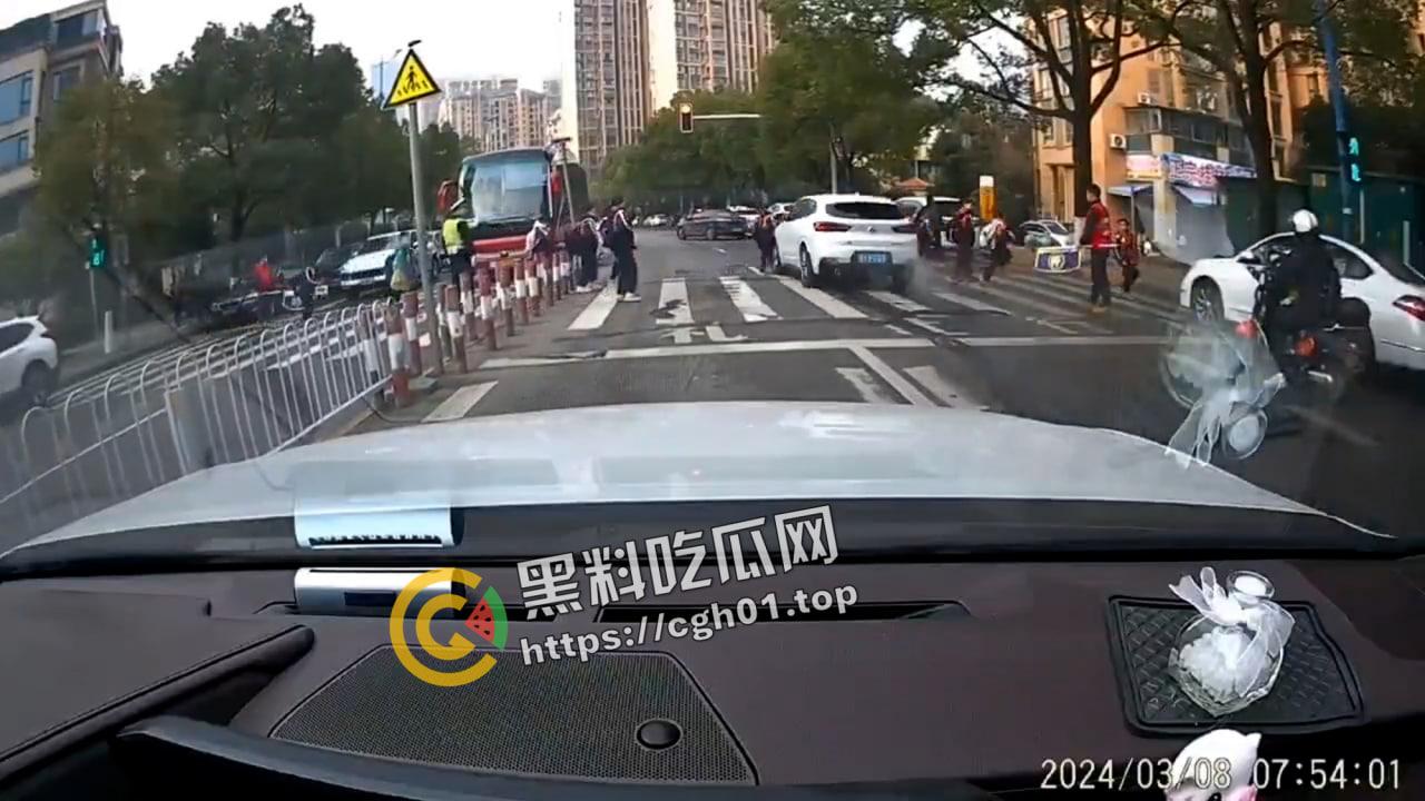 长沙宝马女因老公出轨报复社会 驾车冲撞幼儿园撞死多名儿童 现场视频流出-4