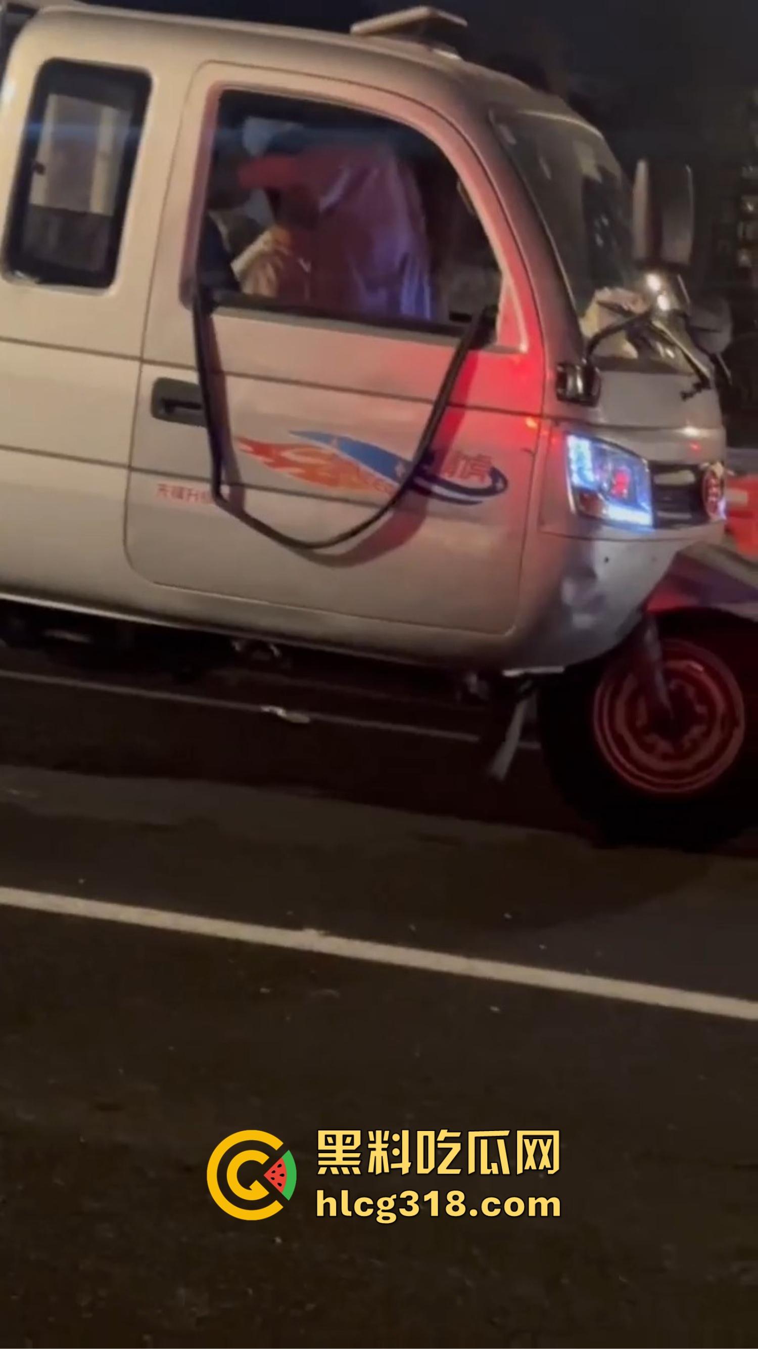 三轮车大爷路边实战清纯学生妹，车震视频曝光抖音狂传，观音坐莲抽到车架变形，这是低保换来的幸福吗？-4