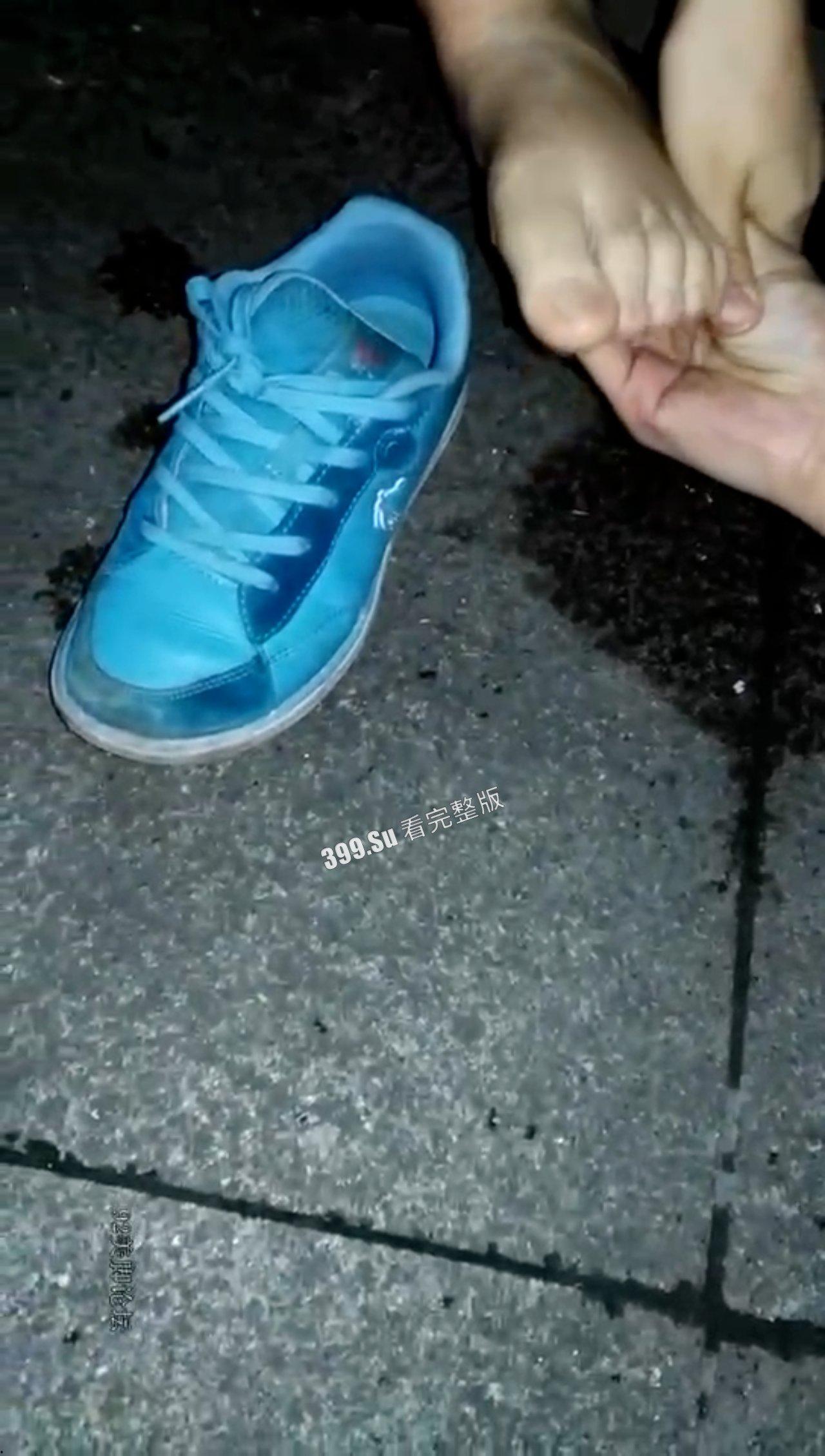 变态 往往拥有一颗大心脏  路上遇到中学生 诱骗对方脱鞋舔她脚（二）-2