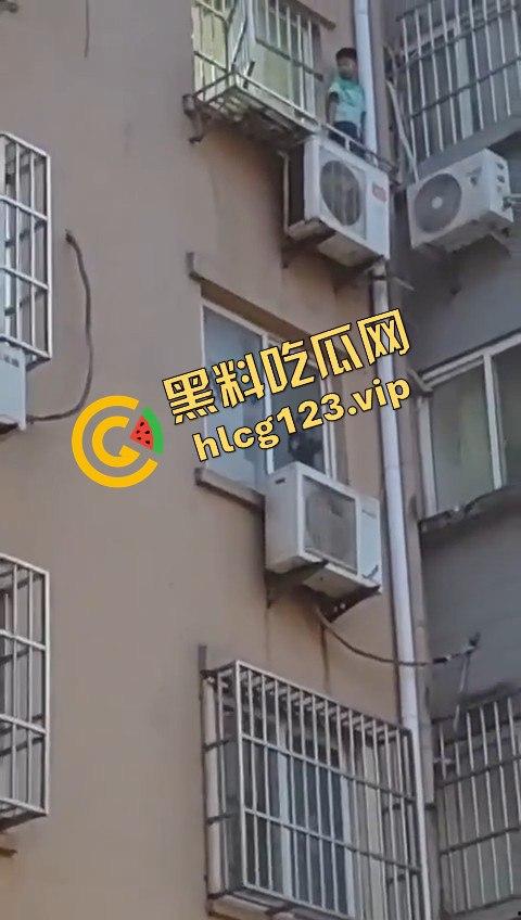 孩子悬挂空调外机，家长还在动手！这算不算故意伤人？这是把自己孩子当老王打？-7