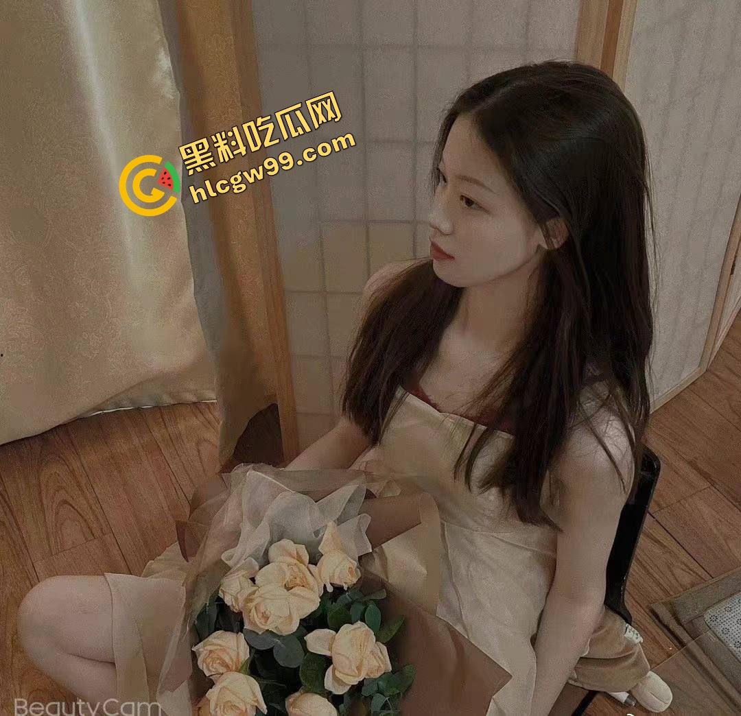 成都理工大学反差骚鸡【余紫琪】趁宿舍没人玩诱惑露出，淫荡口交酒店约炮暴插嫩体！独家曝光流出！-3