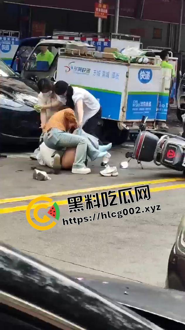 东莞中通快递1V3  被围殴到衣服全被脱光 躺在路中间装死 这不白白便宜路过的人了吗 现场视频流出-3