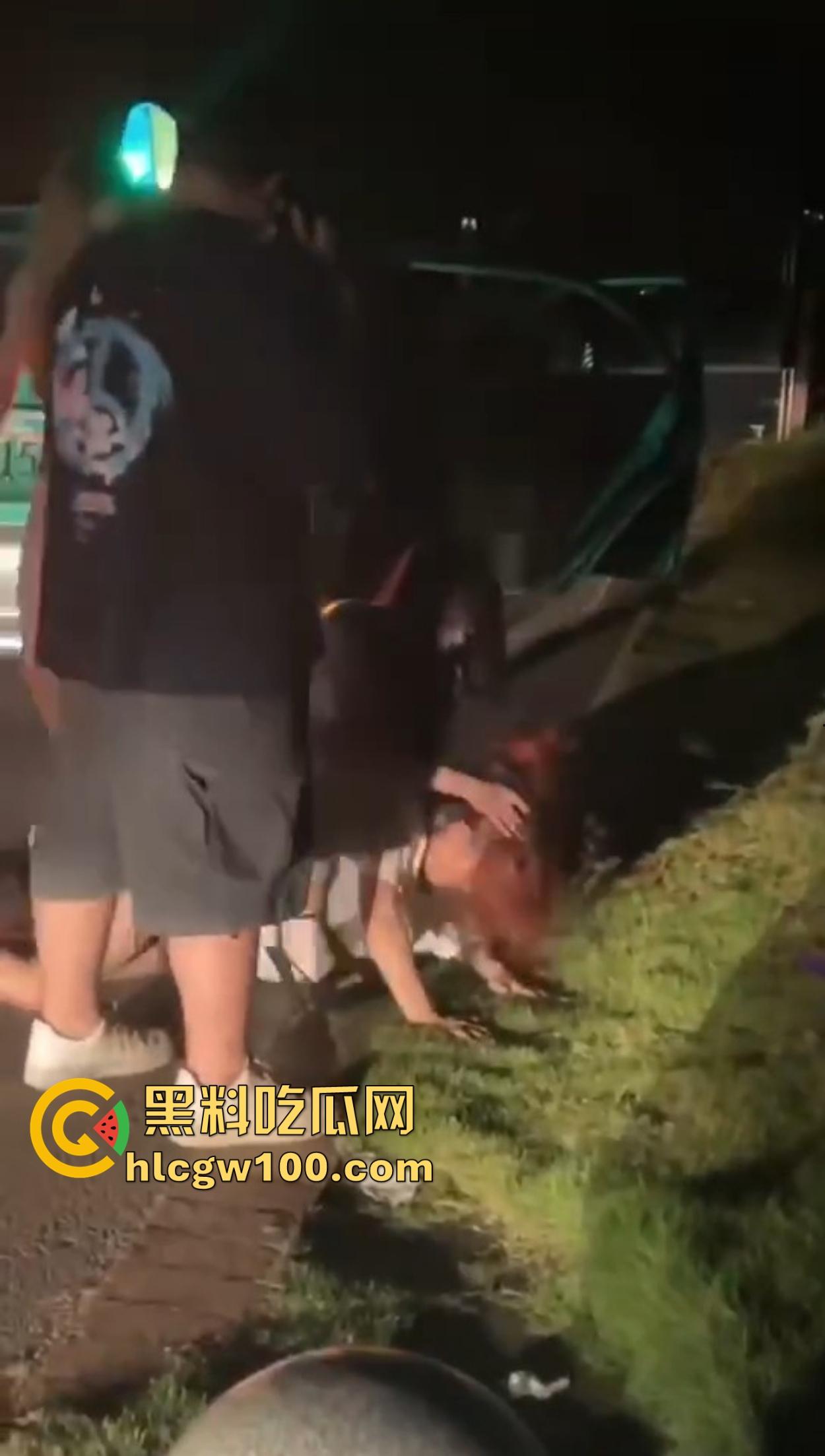 三亚外围妹子开打，穿着蕾丝内衣内裤当街抢顾客，清凉打斗辣眼睛，围观男顾客只敢默默看戏！-4