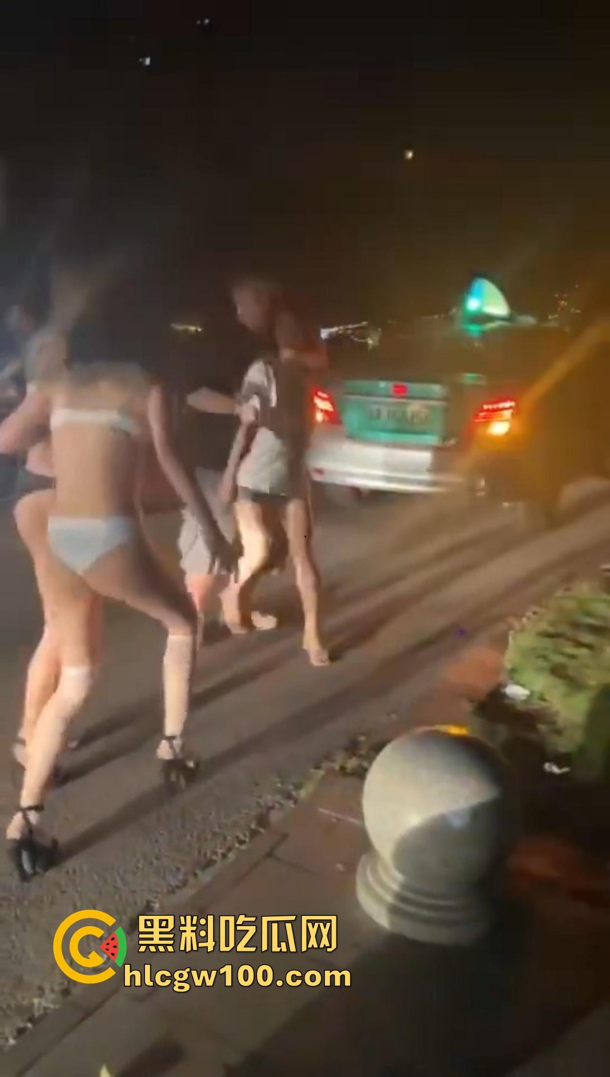 三亚外围妹子开打，穿着蕾丝内衣内裤当街抢顾客，清凉打斗辣眼睛，围观男顾客只敢默默看戏！-8