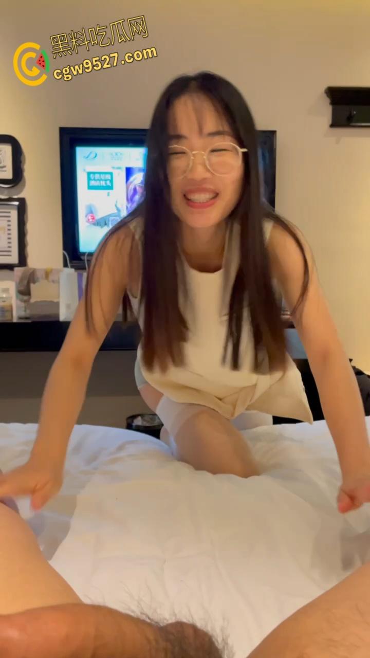 邯郸眼镜妹【陈诗涵】，被抖音金主撩骚包养，性感灰丝足交，女上骑乘表情诱人，彻底沦为金主的玩物 ！-4