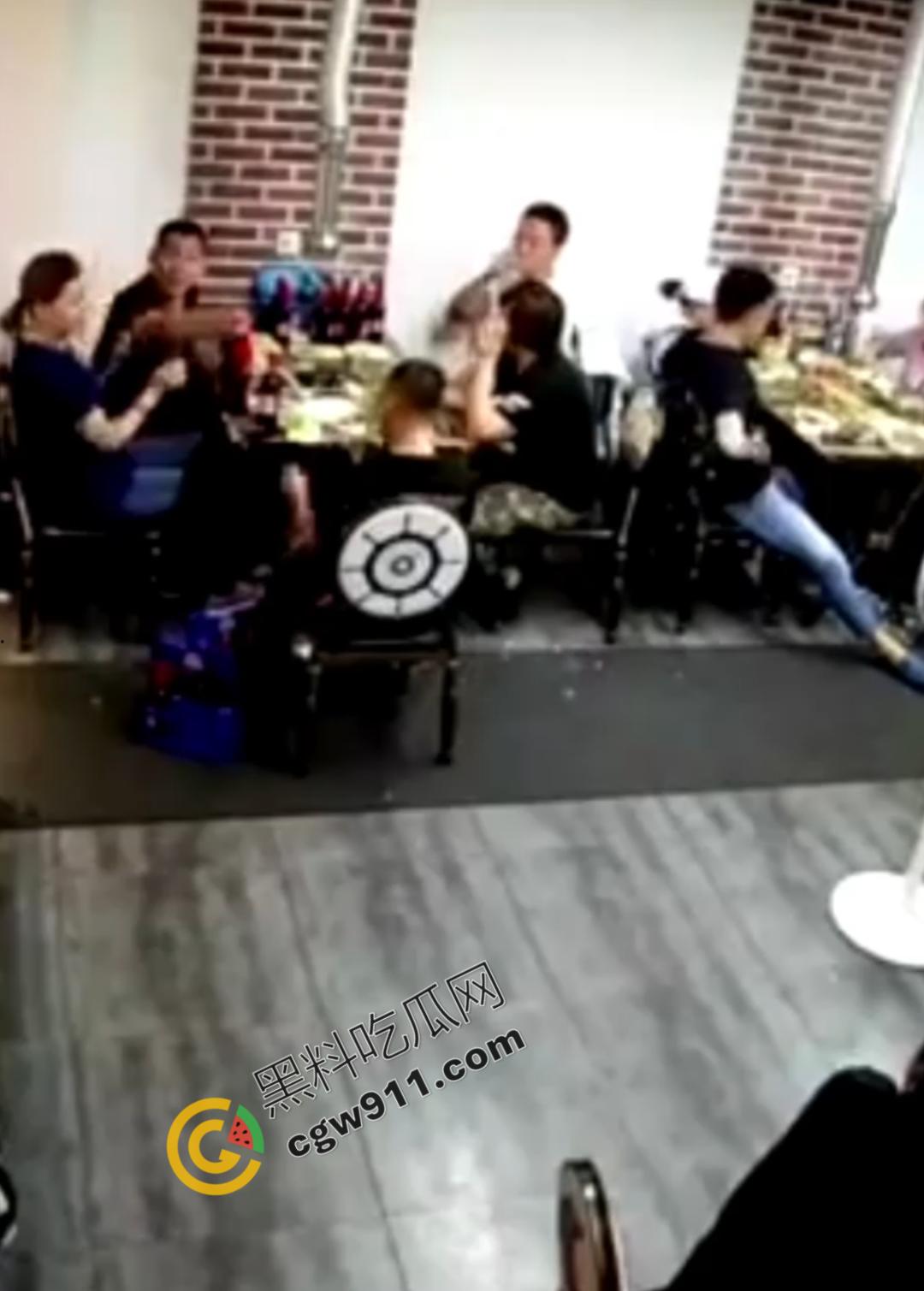 东北酒桌火爆冲突，一时口角引发血案！醉汉挑衅邻桌大哥遭酒瓶爆头，现场激烈打斗混乱不堪-1