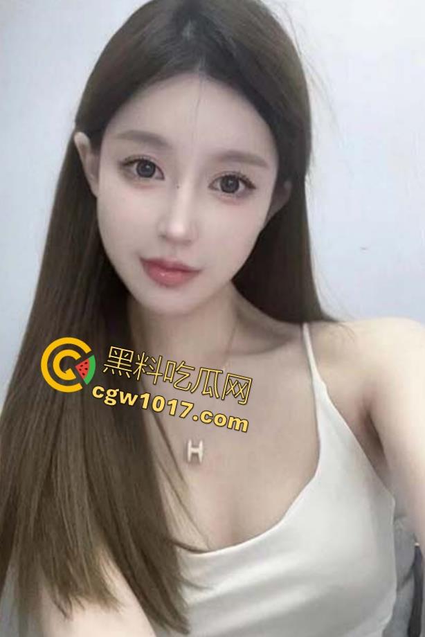 寂寞美女独守空房，早起想要忍不住在被窝里偷偷自摸，不是姐妹直接不看片就来吗？干扣逼啊！-1