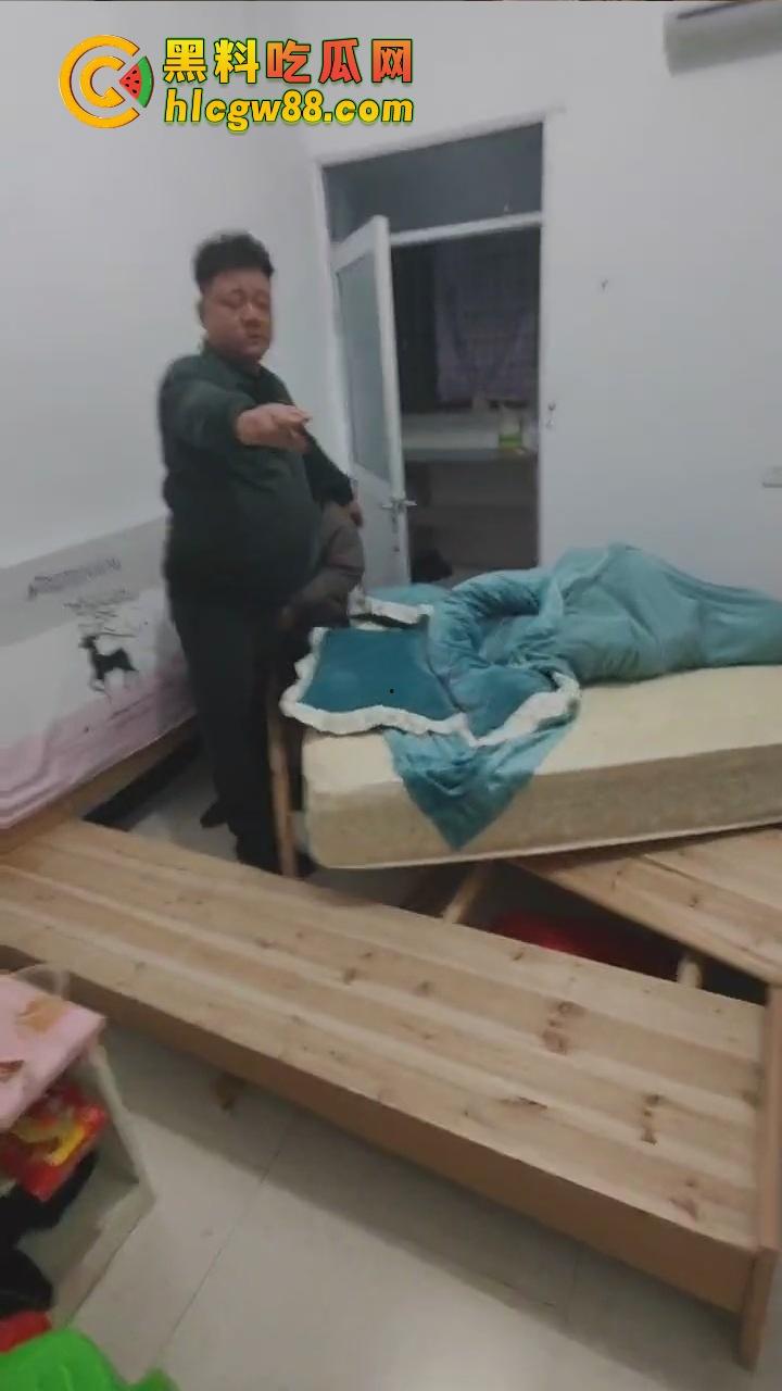 福建老哥偷情被捉奸，钻床底躲猫猫？老公带兄弟围剿，藏得了一时藏不了一世！-9