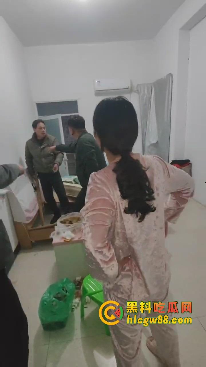 福建老哥偷情被捉奸，钻床底躲猫猫？老公带兄弟围剿，藏得了一时藏不了一世！-12