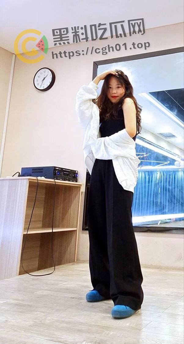 广东外语外贸大学校花【谢婉婷】勾引老师性感自拍流出  小穴粉嫩 酥胸荡漾 哪个老师顶得住这种诱惑-1