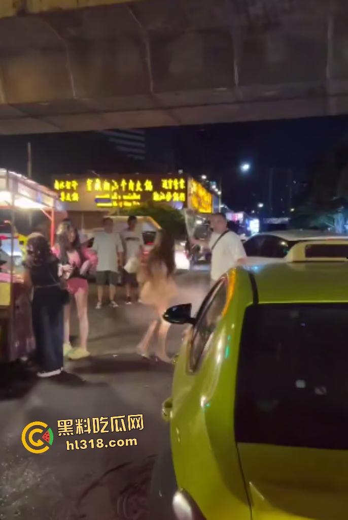 曼谷女子上街看到男友和其他女人说话，就像喝了醋坛子一样在街头追打，男友送花还被踹！-1