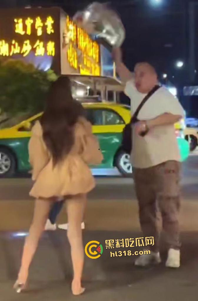 曼谷女子上街看到男友和其他女人说话，就像喝了醋坛子一样在街头追打，男友送花还被踹！-5