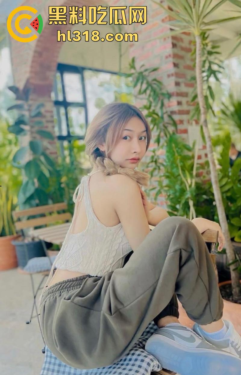 泰国拉拉队女神【Kae】，还在上高中的极品尤物，身材一流大奶翘臀，三点粉嫩性感诱人自慰视频流出！-1