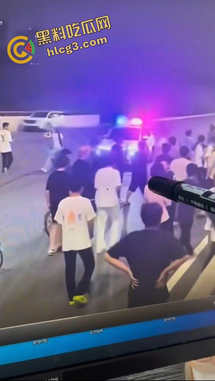 擒拿事件！便衣民警混入人群 捉拿 改装电动车精神小伙！直接无处遁形！-3