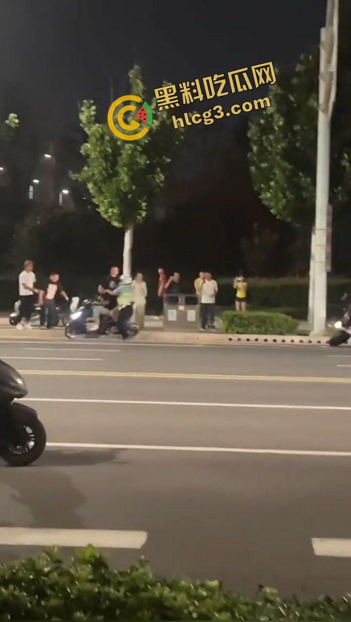 擒拿事件！便衣民警混入人群 捉拿 改装电动车精神小伙！直接无处遁形！-6
