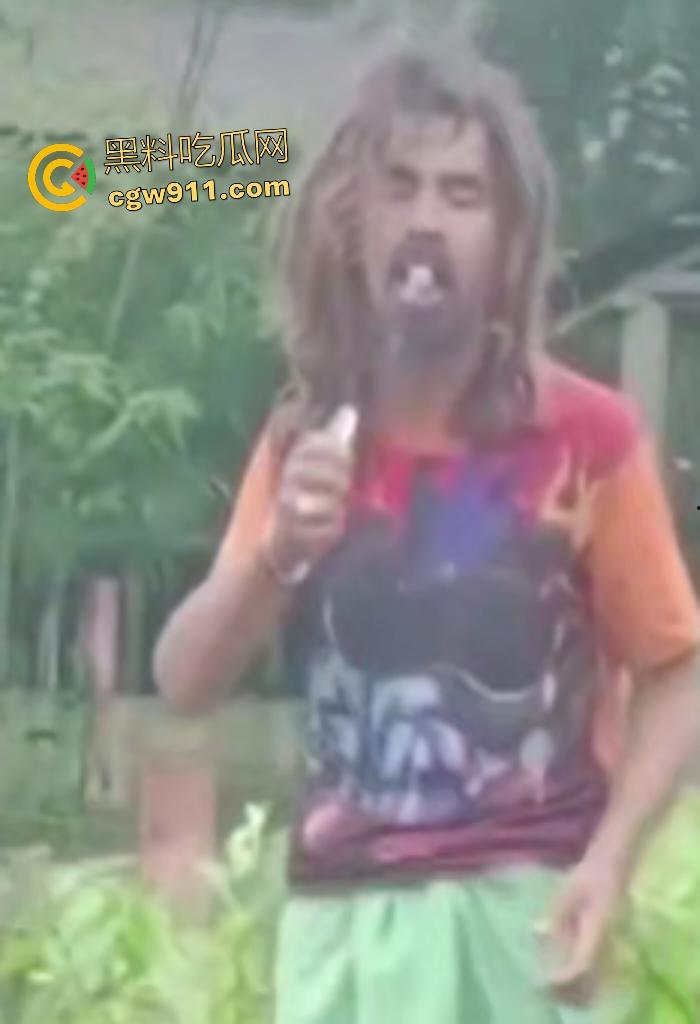 英国穷鬼流浪汉狠炸自己！老婆跑路绝望拿鞭炮塞嘴自爆折磨，威力太小没死成却逗乐路人狂笑！-1