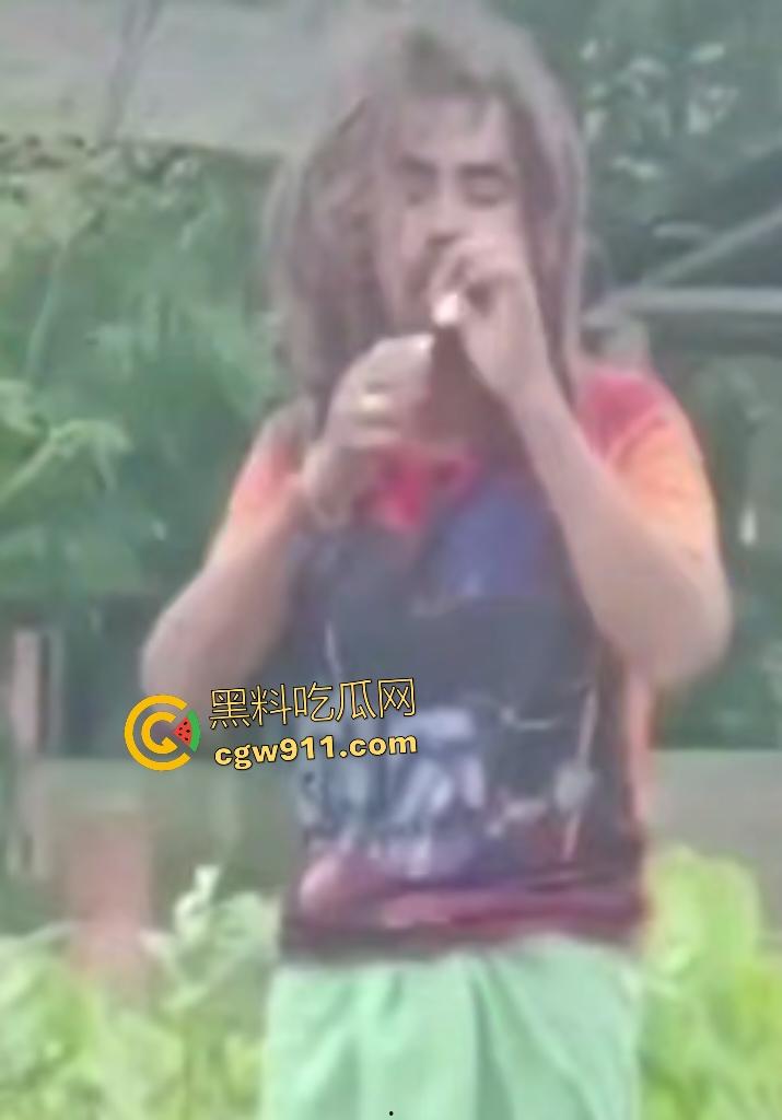 英国穷鬼流浪汉狠炸自己！老婆跑路绝望拿鞭炮塞嘴自爆折磨，威力太小没死成却逗乐路人狂笑！-5