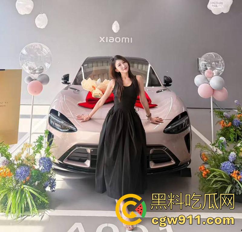 海口小仙女司机,和外卖小哥打架,当场撒泼别车后,还先动手打人,后面还摇人了,女司机最后被警察拷走。-1