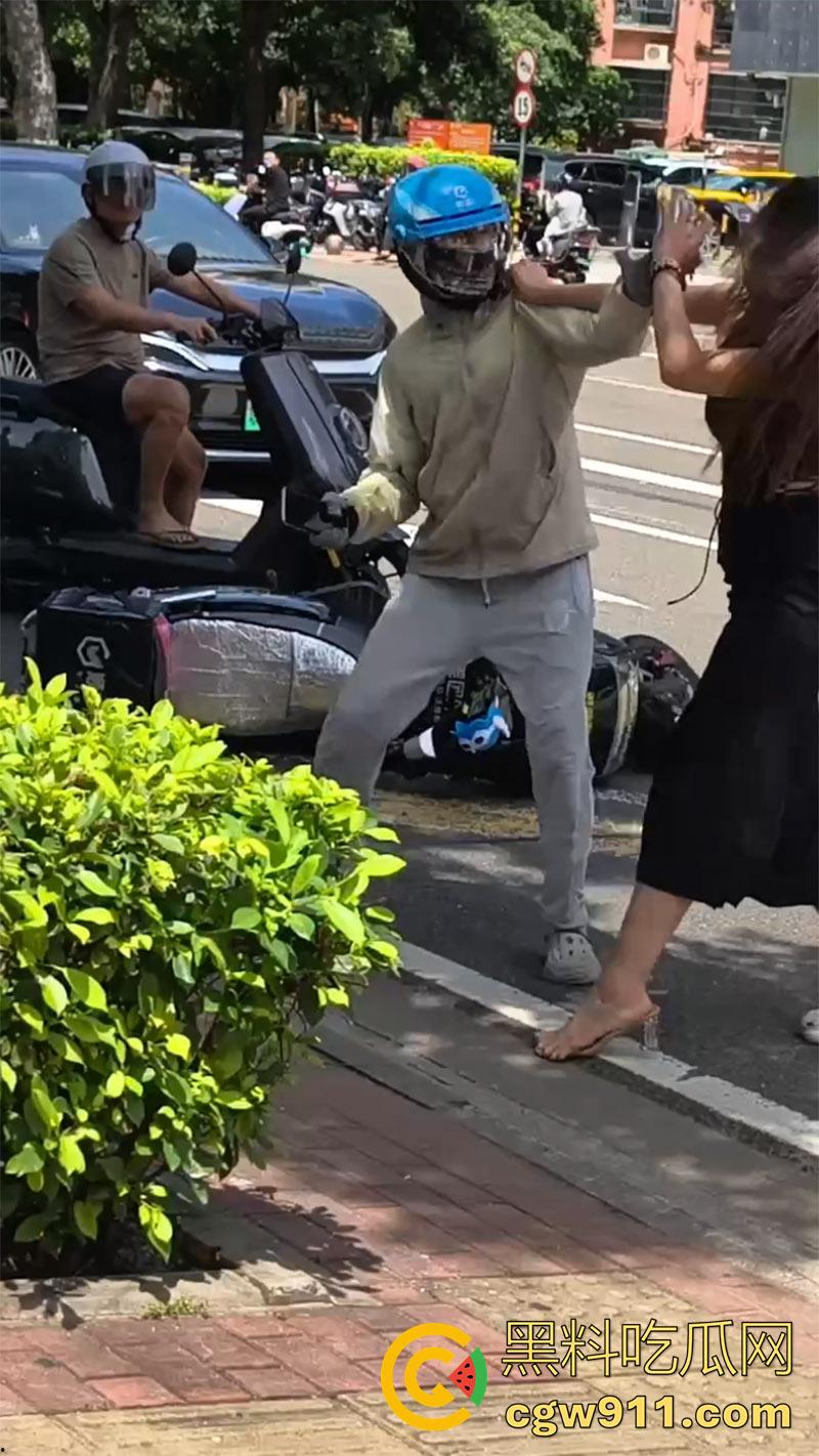 海口小仙女司机,和外卖小哥打架,当场撒泼别车后,还先动手打人,后面还摇人了,女司机最后被警察拷走。-4