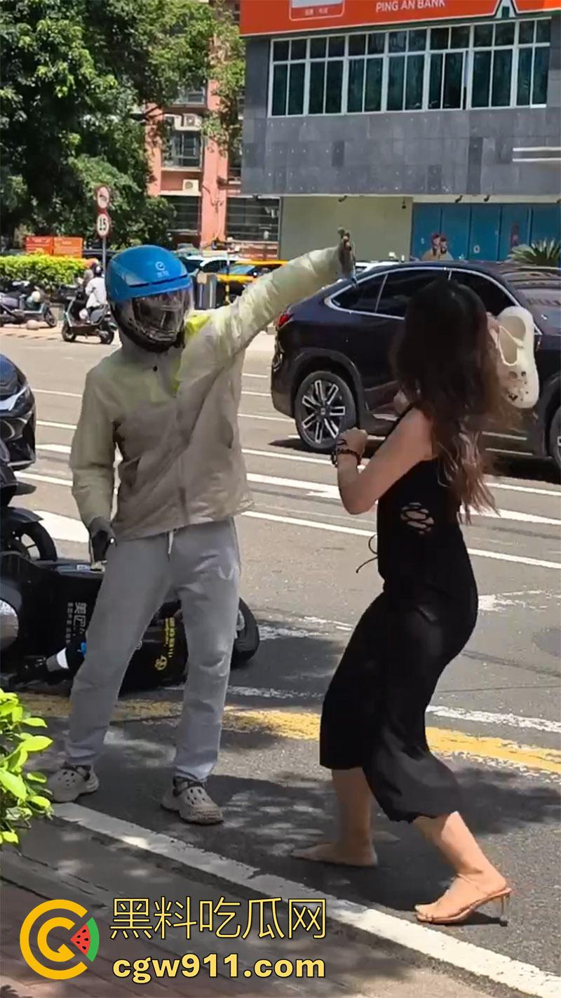 海口小仙女司机,和外卖小哥打架,当场撒泼别车后,还先动手打人,后面还摇人了,女司机最后被警察拷走。-6