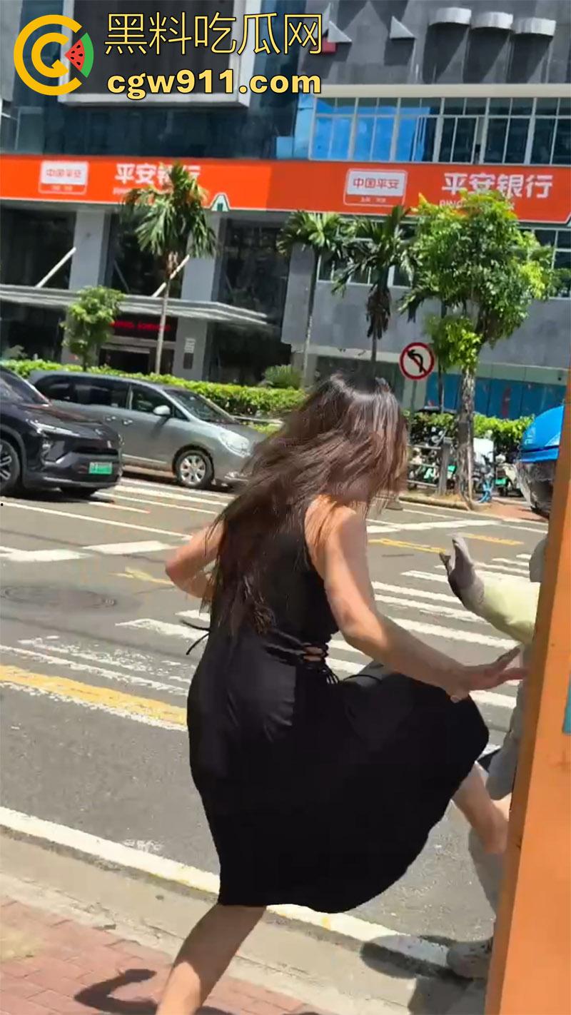 海口小仙女司机,和外卖小哥打架,当场撒泼别车后,还先动手打人,后面还摇人了,女司机最后被警察拷走。-7