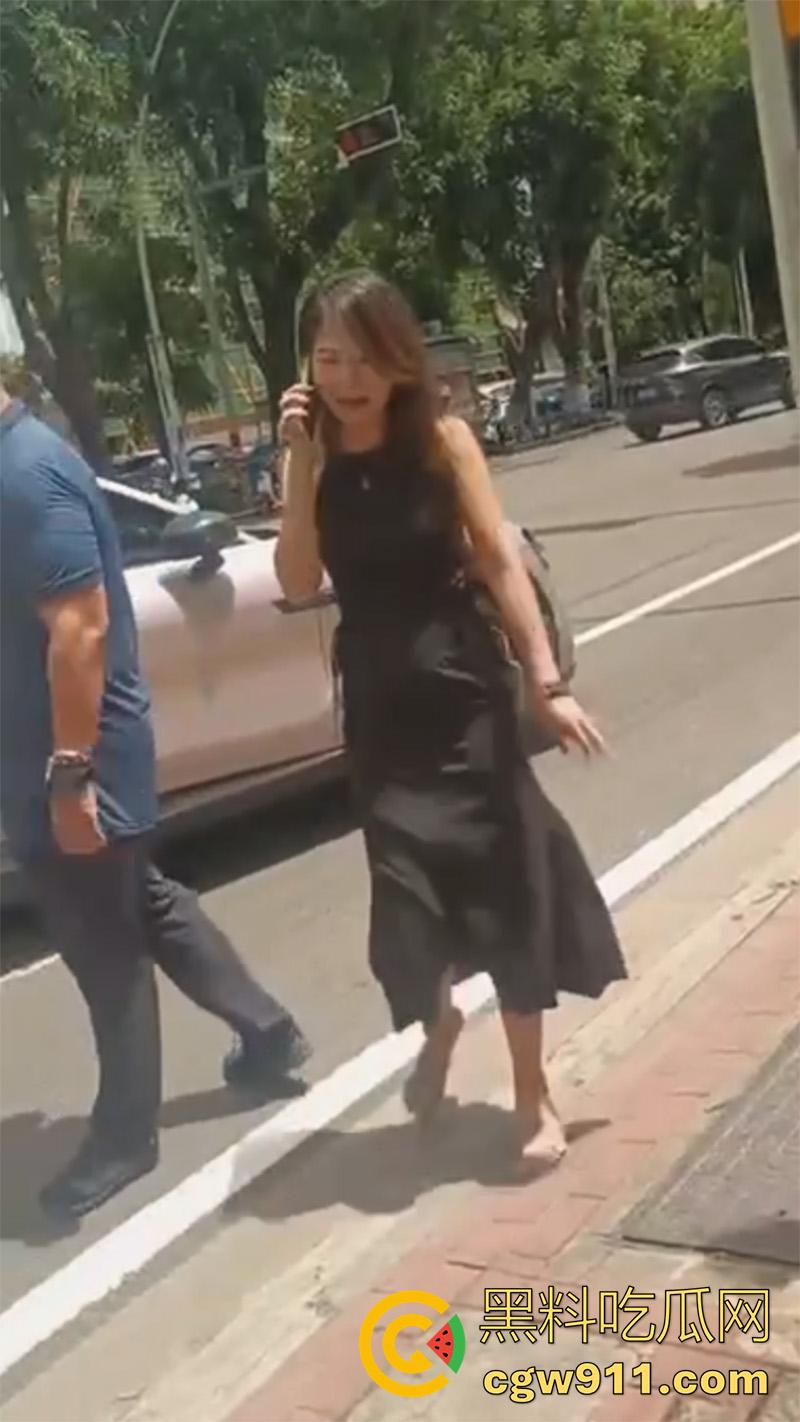 海口小仙女司机,和外卖小哥打架,当场撒泼别车后,还先动手打人,后面还摇人了,女司机最后被警察拷走。-9