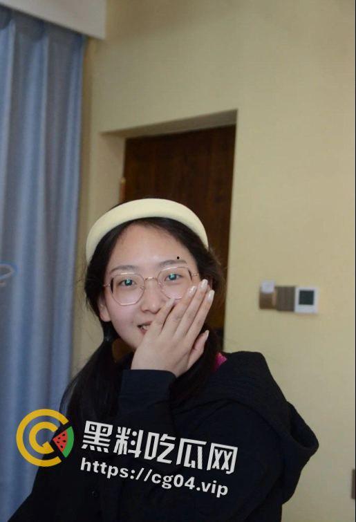 云南民族大学大一新生【赵梦颖】军训后就直接被学长拿下一血 前男友恋爱三年连个二垒都没上 不愧戴眼镜 就是闷骚-1