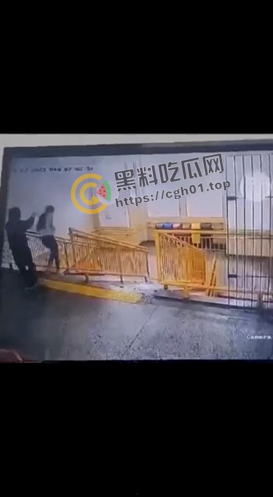 外网疯传！美国网红男娘被霸凌 带枪枪毙霸凌者 果然自由美利坚 枪战每一天-5