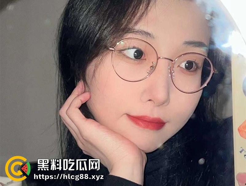 海南反差骚幼师【秦舒培】表面上清纯眼镜妹 私下却是精盆公交车 到处聊骚约炮-5