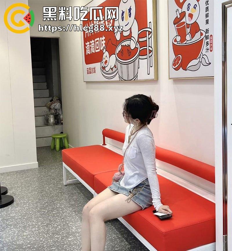 海南反差骚幼师【秦舒培】表面上清纯眼镜妹 私下却是精盆公交车 到处聊骚约炮-6