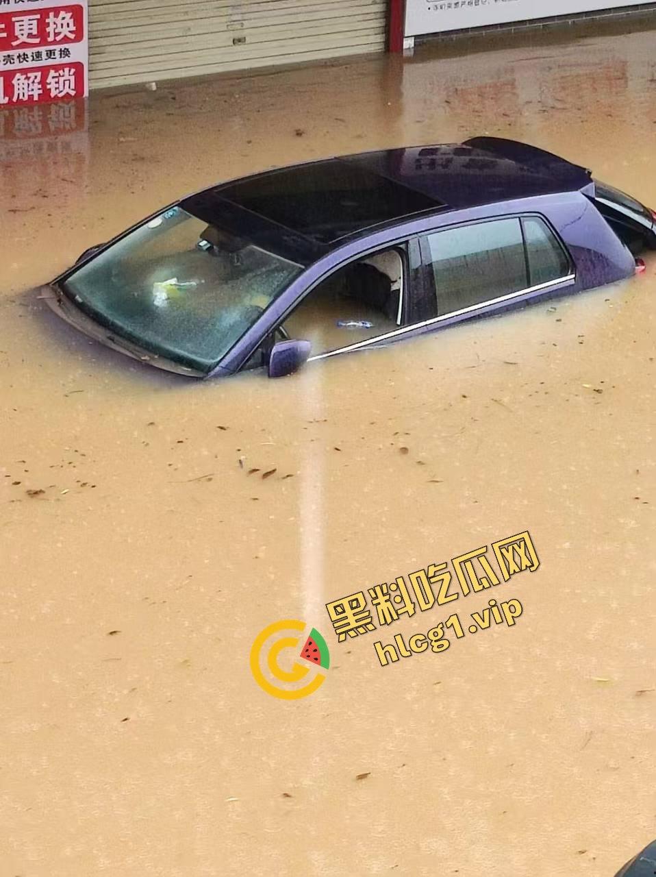 广州 番禺与东莞 超大暴雨 水灾降临!车辆被淹没 致多人触电身亡!-3