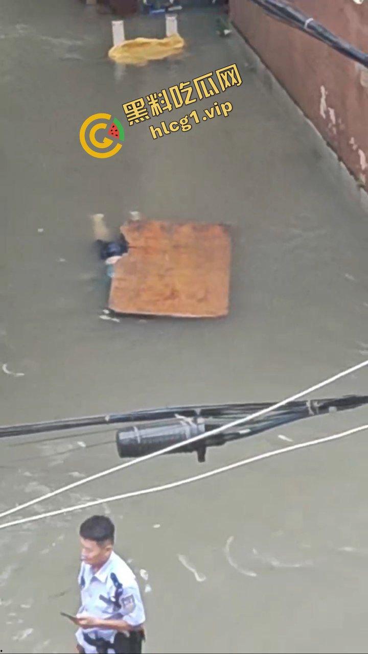广州 番禺与东莞 超大暴雨 水灾降临!车辆被淹没 致多人触电身亡!-7