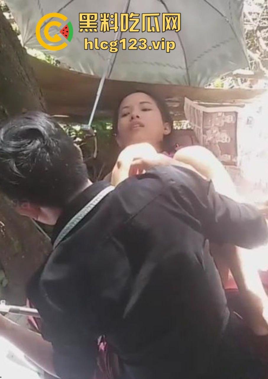 泰国校园角落野战曝光！白皙学生妹撑伞骑乘，男友猛干挡不住春光视频疯传！-1