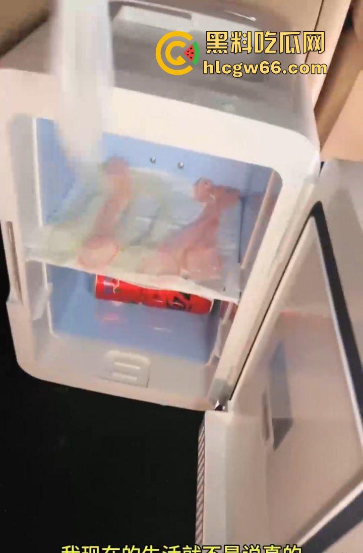 绿帽奴的高超境界 车载冰箱里不是放饮品的而是冷藏着老婆用过的避孕套 没事就拿出来嗦两口！-6