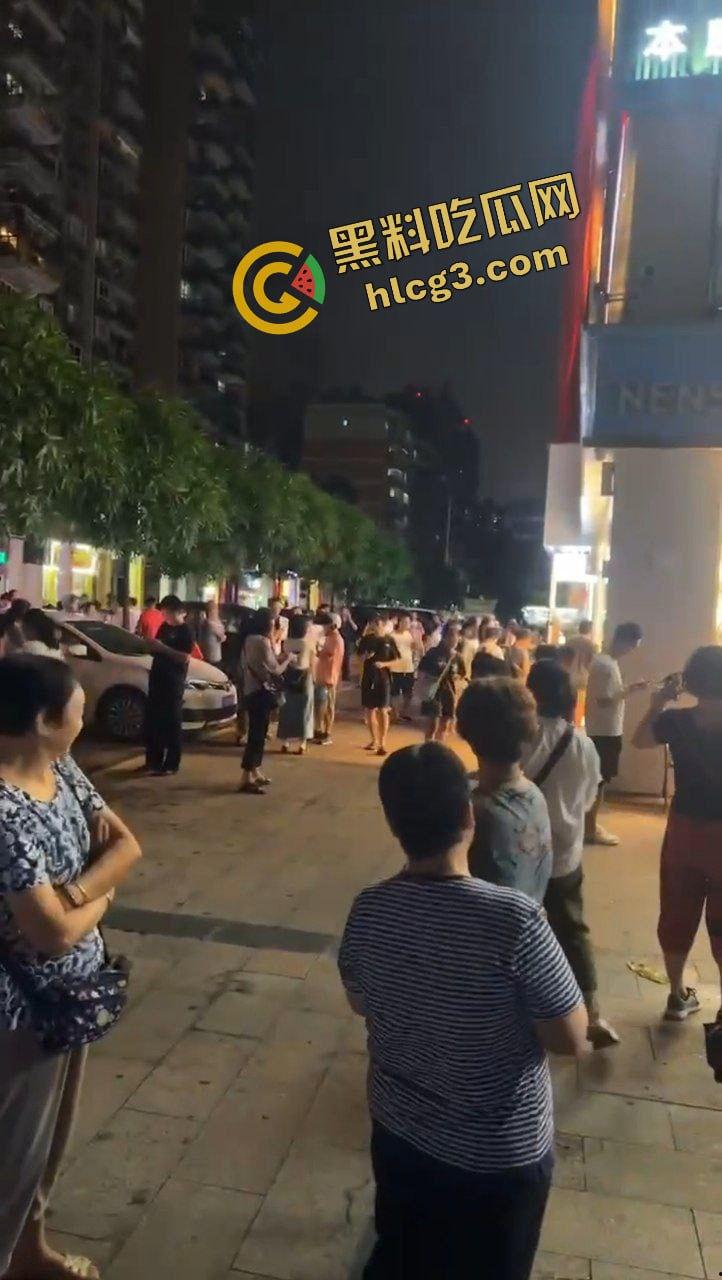 广西梧州食品公司老板跑路!一夜之间关闭所有店铺 员工消费者 集体起义围堵讨债!-6