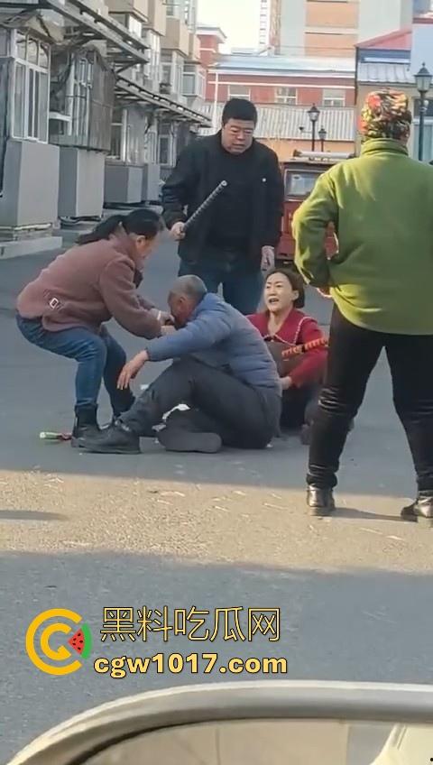 人狗街头大战!比特撕咬绝望老登,撕咬了一会主人拦开,狗子越想越气再次扑咬,不是路上这么多人就合着要这老头呗!-9