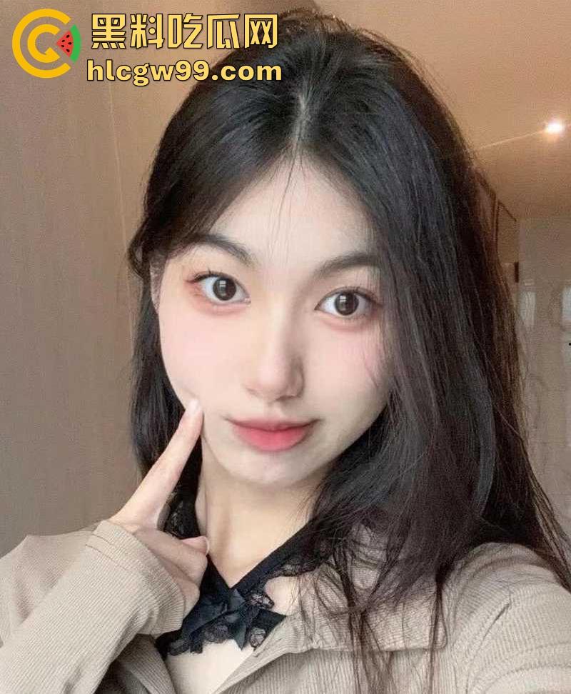 抖音网红【樂莓子乐】开档黑丝大秀,昔日御姐转型走萝莉风 狂抠骚穴撩拨金主,福利视频曝光流出!-2