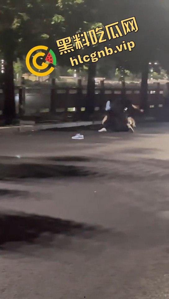 广西两精神小伙为爱街头打架，鞋子都飞了！旁边还有人敲锣打鼓助威！-1