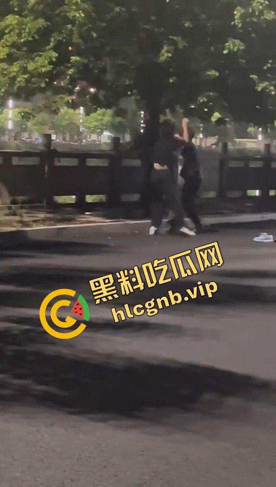 广西两精神小伙为爱街头打架，鞋子都飞了！旁边还有人敲锣打鼓助威！-4