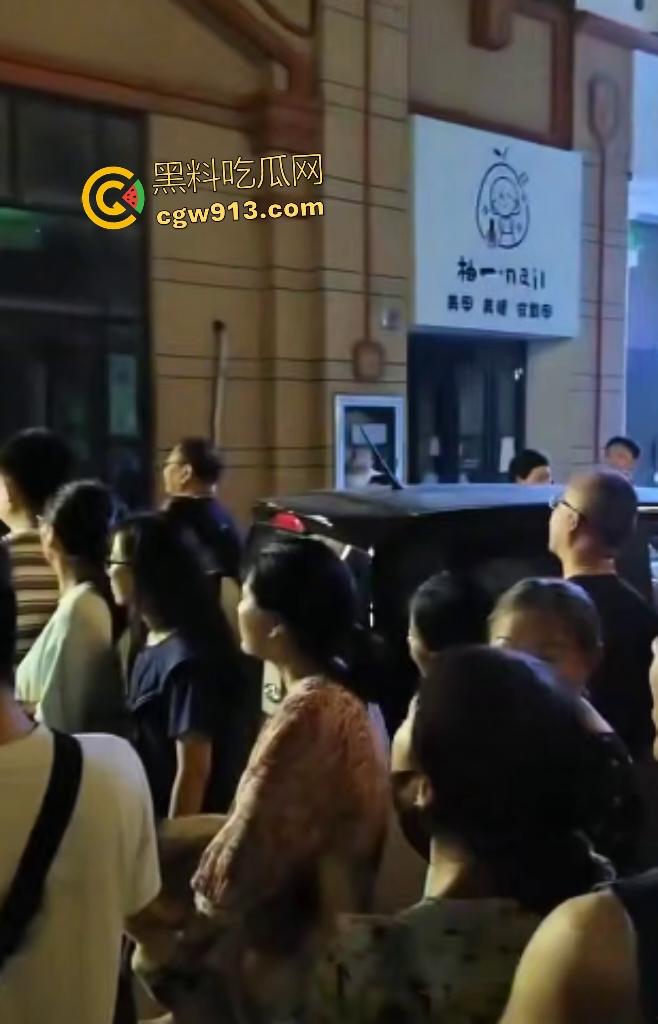 启东二喜甜品店老板娘【王文娟】，33岁沉迷18岁小鲜肉！婚内出轨被抓现行，欲杀女儿独吞小三！-6