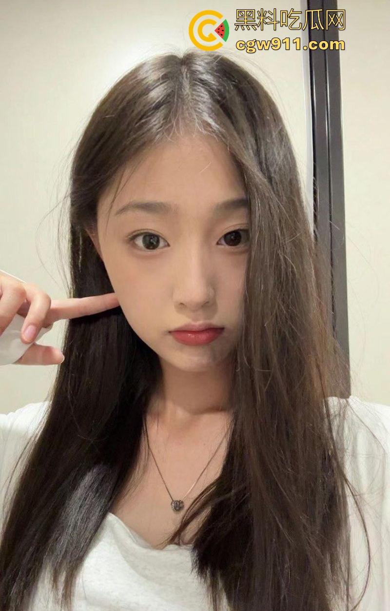 这个小编真的极力推荐！重庆175大长腿小美【谢晓婷】黑丝美腿极品身材，露脸口交一脸淫靡，粉嫩骚穴淫水四溅！-3