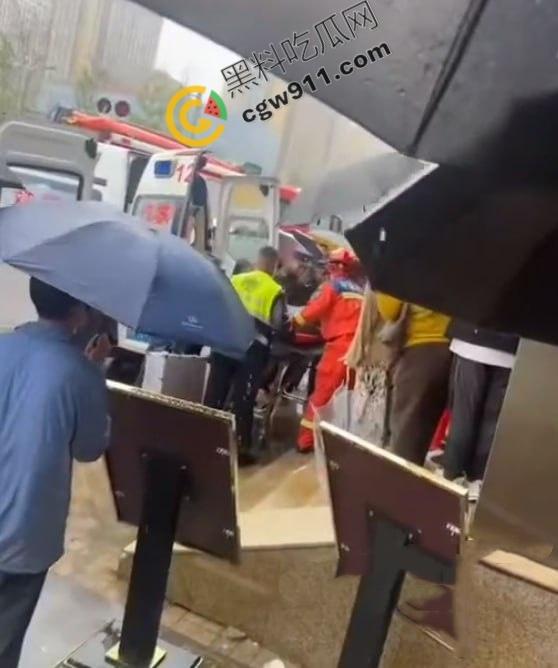 国庆悲剧！江苏东海名家厨房酒店屋顶崩裂，四人被埋碎石堆中血肉模糊，救援现场血腥惊魂！-6