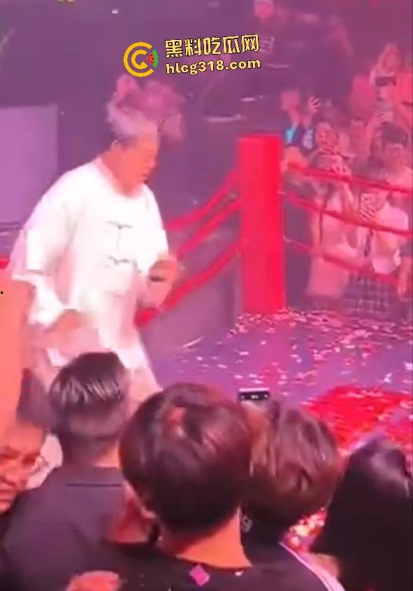 马保国酒吧商演假戏真做险被揍出鼻血！幸好主持人救场，不然闪电五连鞭要失传了！-2
