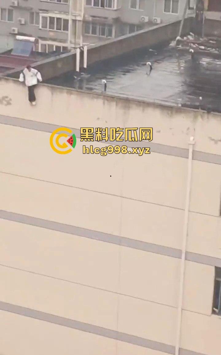 大哥临危不乱，消防队还在路上，徒手拯救跳楼女孩，你是哪里来的神仙！-4