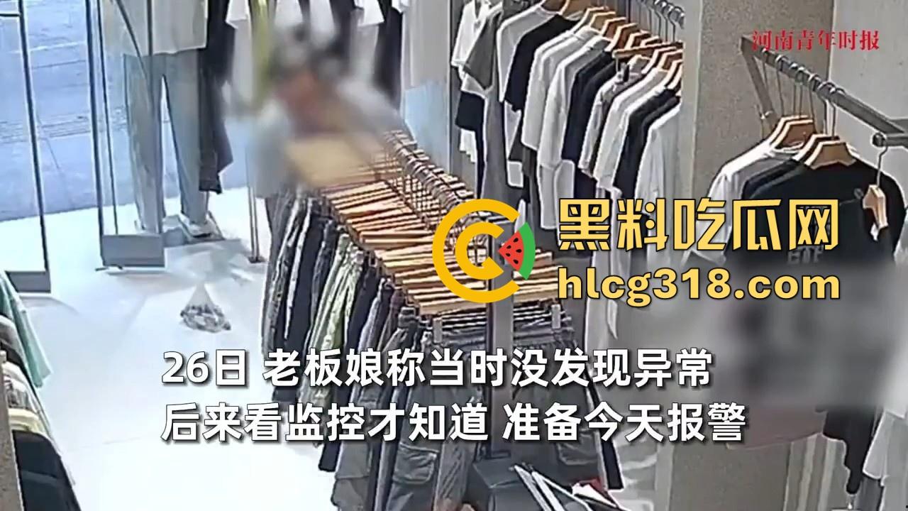四川资阳一男子爬进服装店自慰，对着地板裸漏鸡巴摩擦，这是什么奇葩操作憋太久了？-8