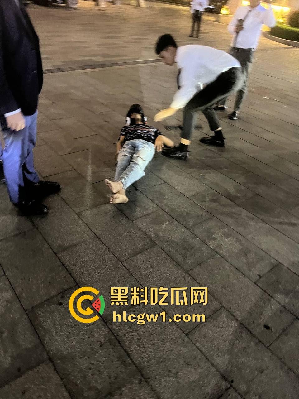 南海门口车祸惨剧！人被撞飞几米远，躺地上抽搐得吓死人，吓得路人魂都飞了！-1