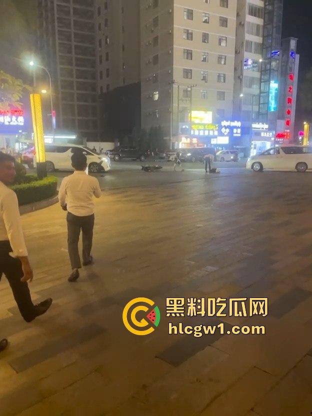 南海门口车祸惨剧！人被撞飞几米远，躺地上抽搐得吓死人，吓得路人魂都飞了！-3